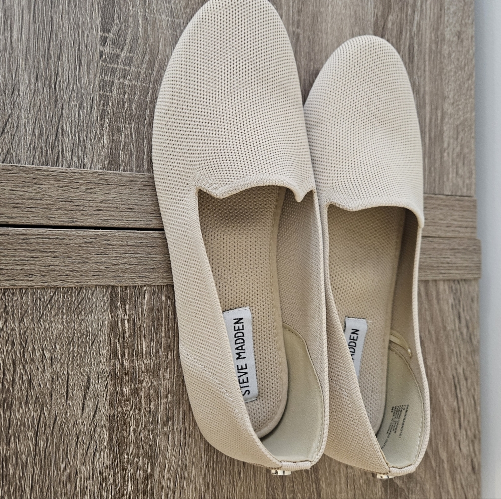 Women's beige Flats in a size 7.5